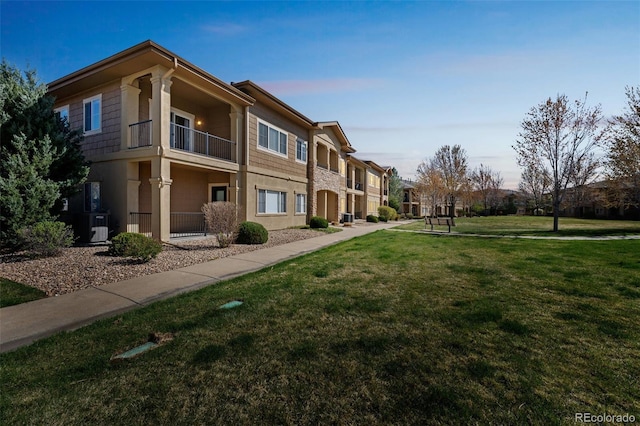 view of home's community featuring a yard