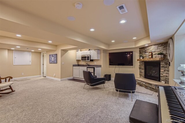 living area with visible vents, recessed lighting, baseboards, and light carpet