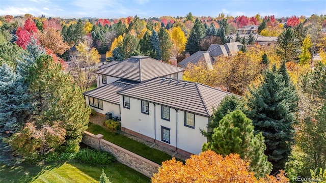 birds eye view of property featuring a wooded view