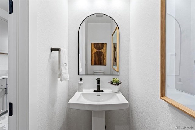 16554 W 93rd Way, Arvada, CO 80007 - bathroom featuring a textured wall