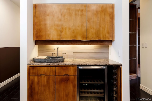 9 Sedgwick Dr, Englewood, CO 80113 - indoor wet bar featuring beverage cooler and dark wood finished floors