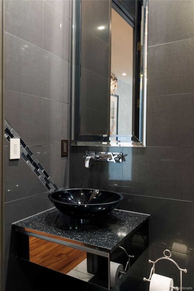 9 Sedgwick Dr, Englewood, CO 80113 - bathroom with vanity