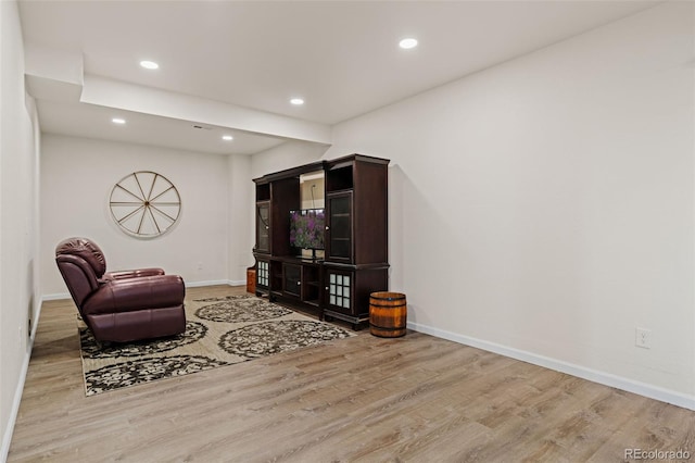 living area featuring recessed lighting, wood finished floors, and baseboards