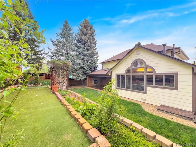 7217 S Zephyr Way, Littleton, CO 80128 - rear view of property featuring a putting area and a lawn