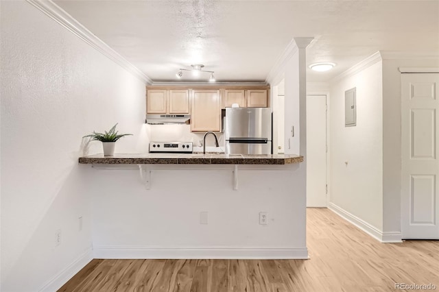 kitchen with a breakfast bar, light hardwood / wood-style floors, kitchen peninsula, stainless steel refrigerator, and crown molding