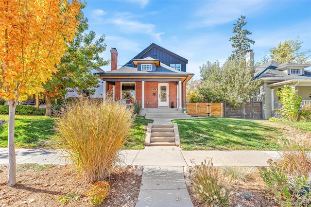 view of front facade featuring a front yard