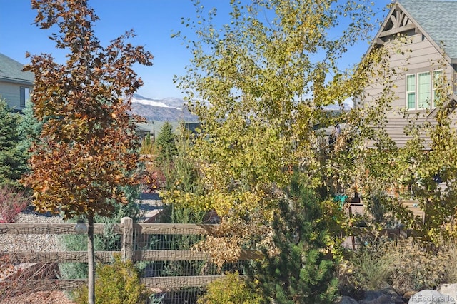 view of yard with a mountain view