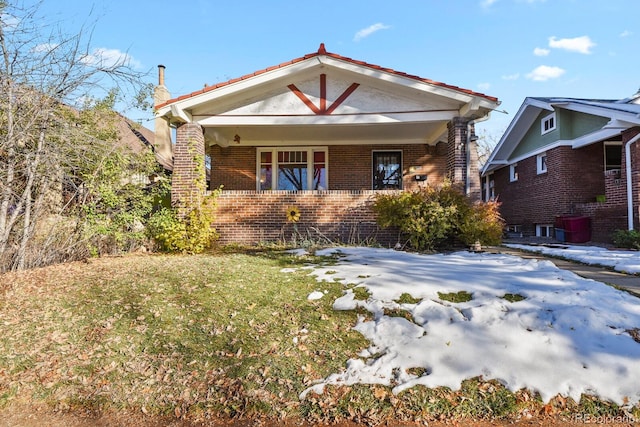 view of front of house featuring a front lawn