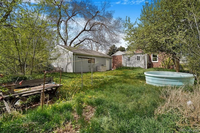 view of yard featuring an outbuilding