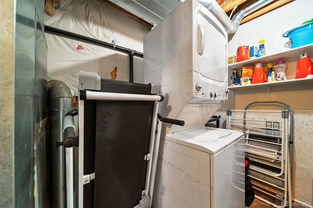 1482 S Pitkin Cir, Aurora, CO 80017 - laundry room featuring stacked washer / dryer