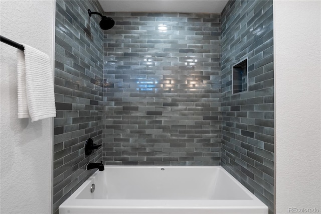 bathroom with tiled shower / bath