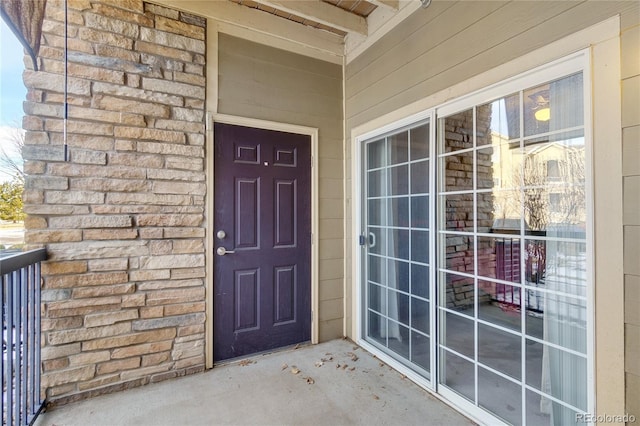 property entrance featuring a balcony