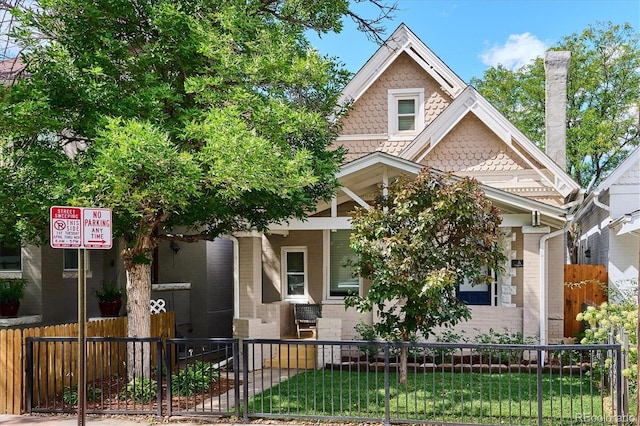 view of front of property featuring a front yard and covered porch