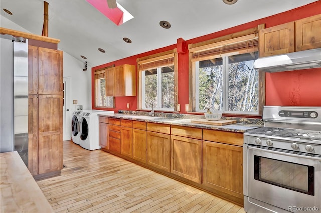 11798 Ridge Rd, Golden, CO 80403 - kitchen with gas range, washing machine and dryer, a skylight, vaulted ceiling, and a sink