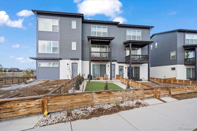 view of front of home with a fenced front yard