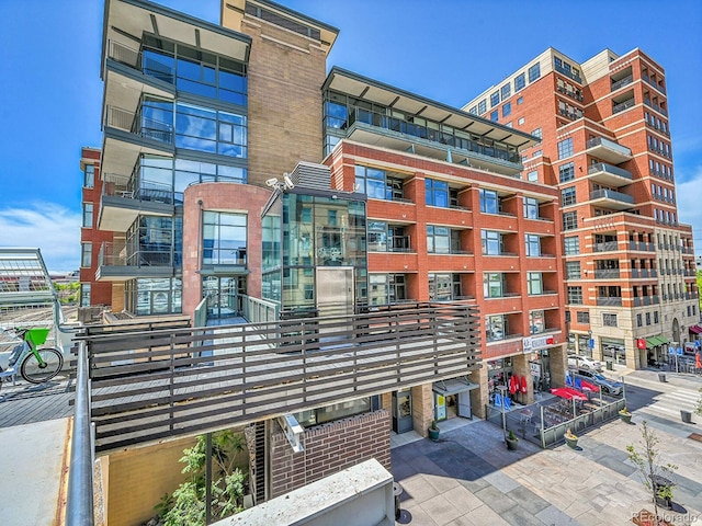 view of apartment building / complex