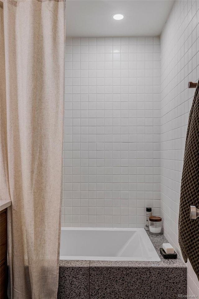 bathroom with tiled shower / bath combo