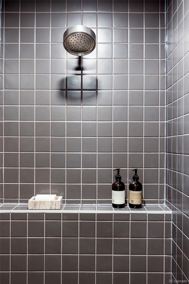 full bathroom featuring tiled shower