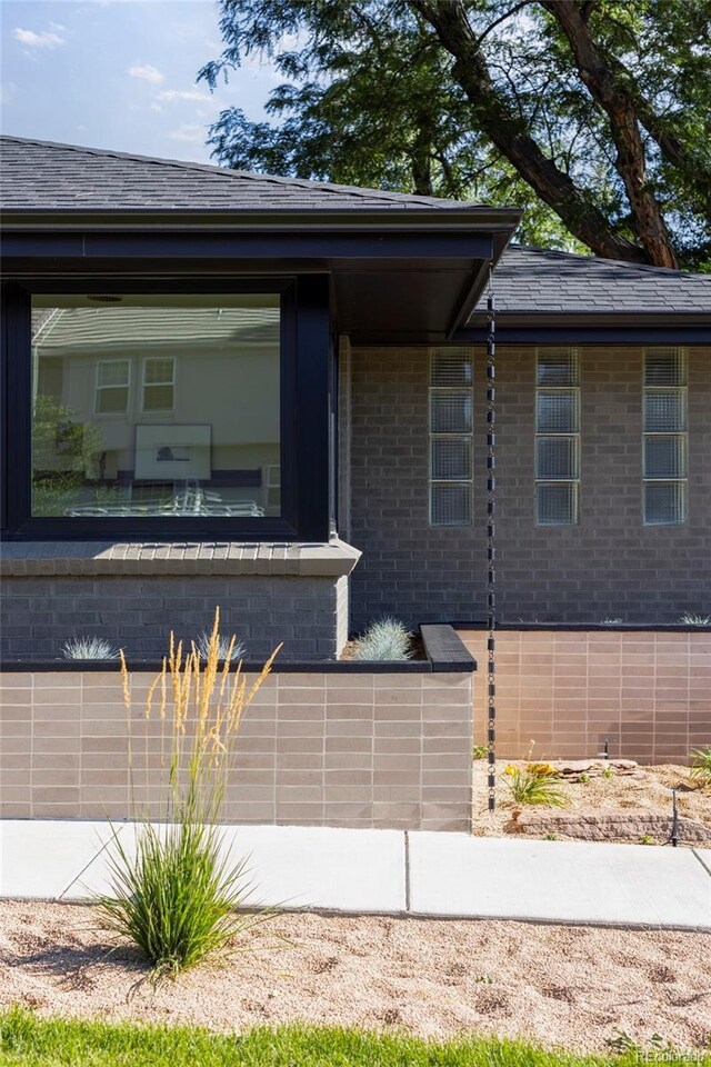 view of front of house with brick siding