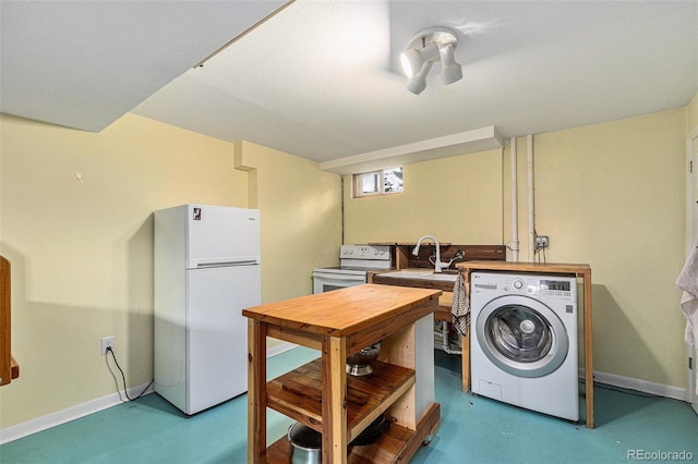 1666 S Bryant St, Denver, CO 80219 - laundry room with washer / dryer and baseboards