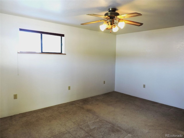 carpeted empty room featuring ceiling fan