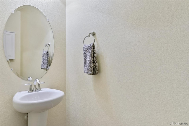 bathroom featuring a sink