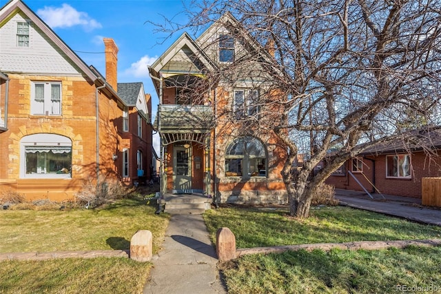 view of front of house with a front yard