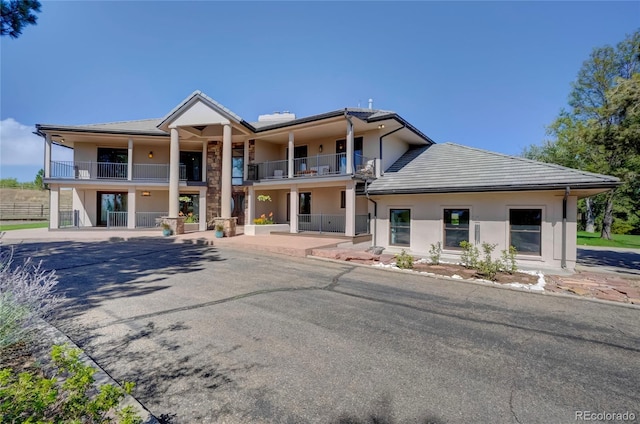 view of front of property featuring a balcony