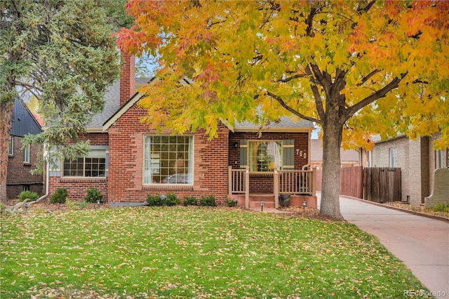 view of front of house featuring a front lawn