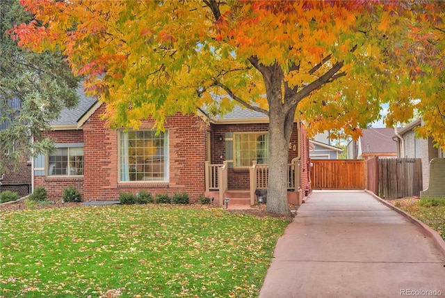 view of front of property featuring a front lawn