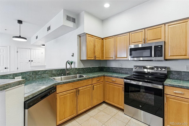 kitchen featuring a sink, light tile patterned floors, visible vents, and stainless steel appliances