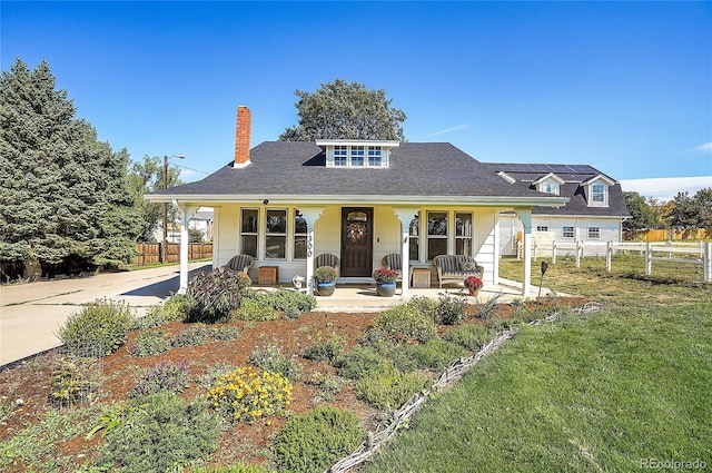 view of front of property featuring covered porch and a front lawn