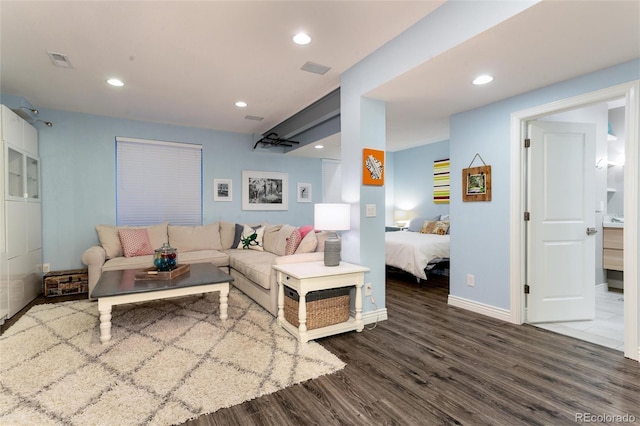 living area featuring recessed lighting, visible vents, baseboards, and wood finished floors