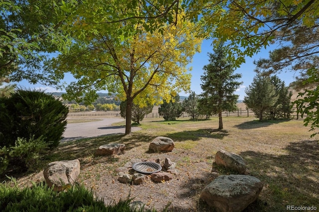 view of yard featuring a rural view