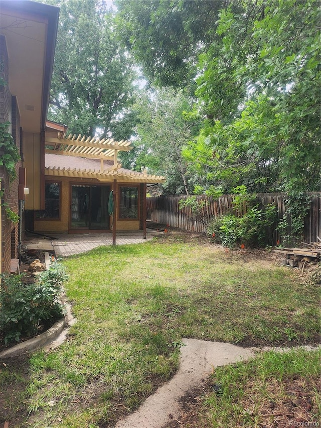 view of yard featuring a pergola