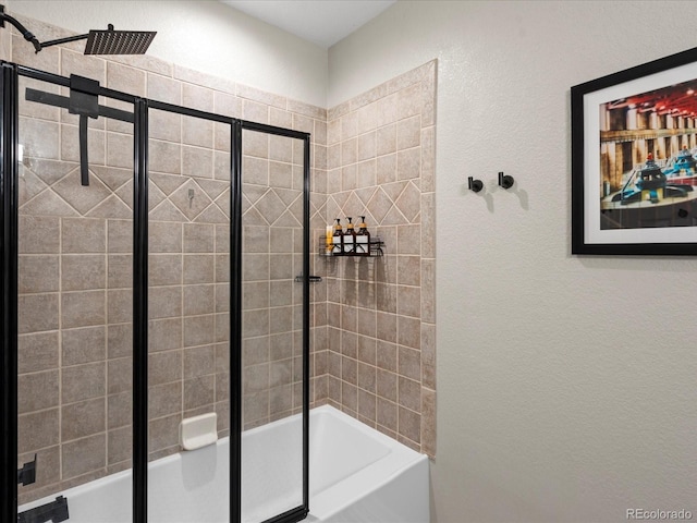 bathroom with combined bath / shower with glass door