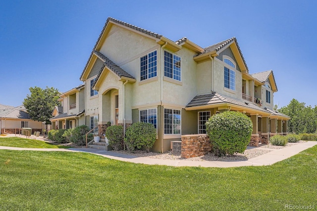 22560 E Ontario Dr Unit 204, Aurora, CO 80016 - view of front of house featuring stucco siding and a front lawn