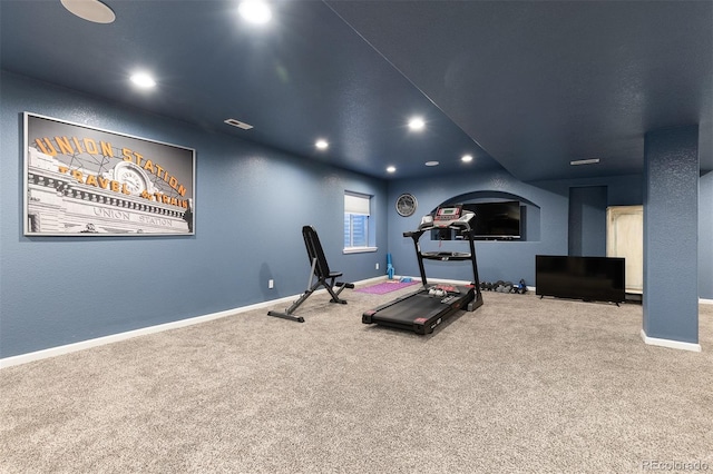 workout room featuring recessed lighting, carpet flooring, visible vents, and baseboards