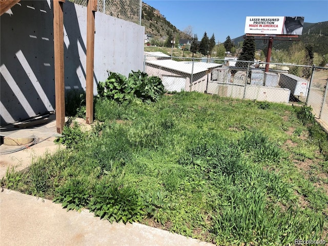 view of yard with a mountain view