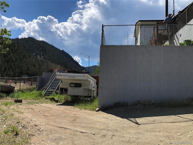 view of yard featuring a mountain view