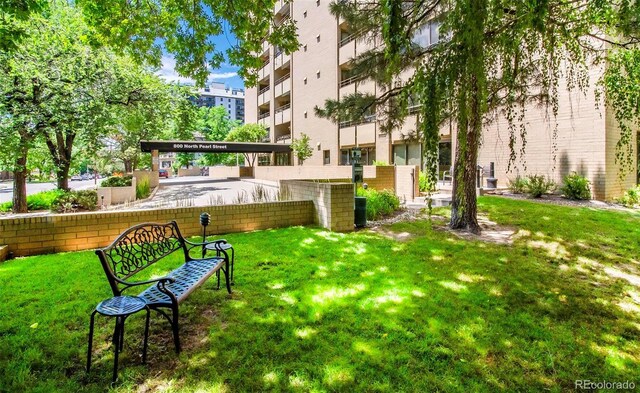 800 Pearl St Unit 1010, Denver, CO 80203 - view of property's community featuring a lawn