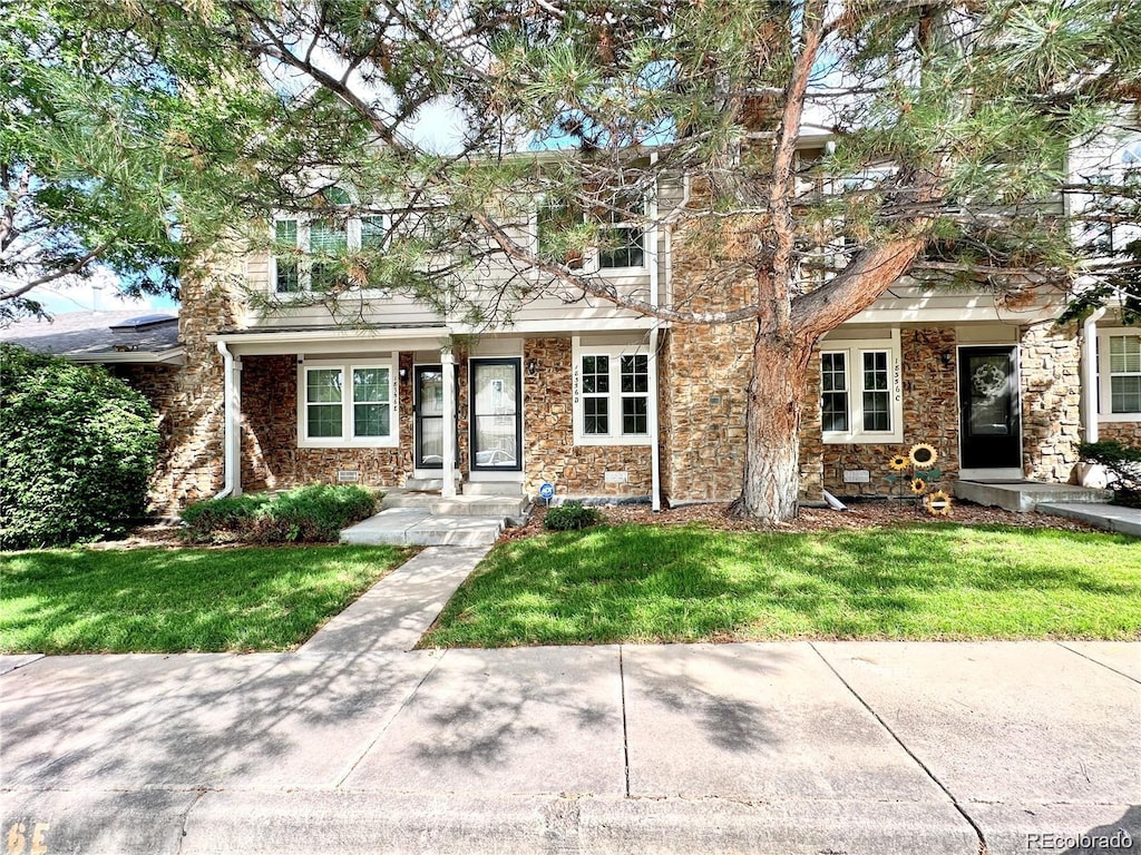 view of front of house featuring a front lawn