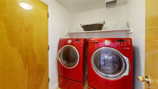 washroom featuring washing machine and clothes dryer