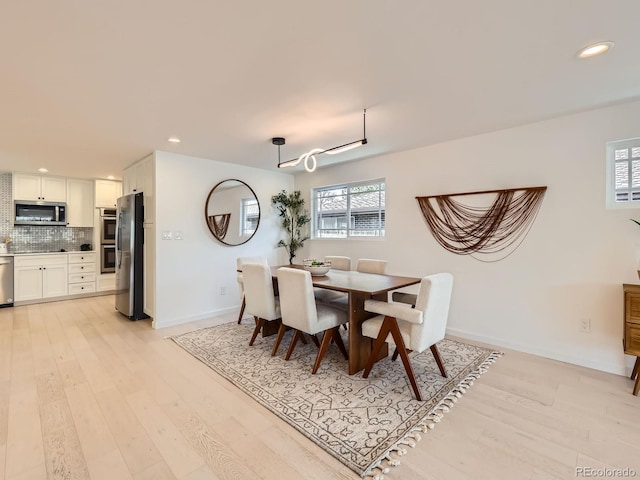 dining space featuring recessed lighting, light wood-style flooring, and baseboards