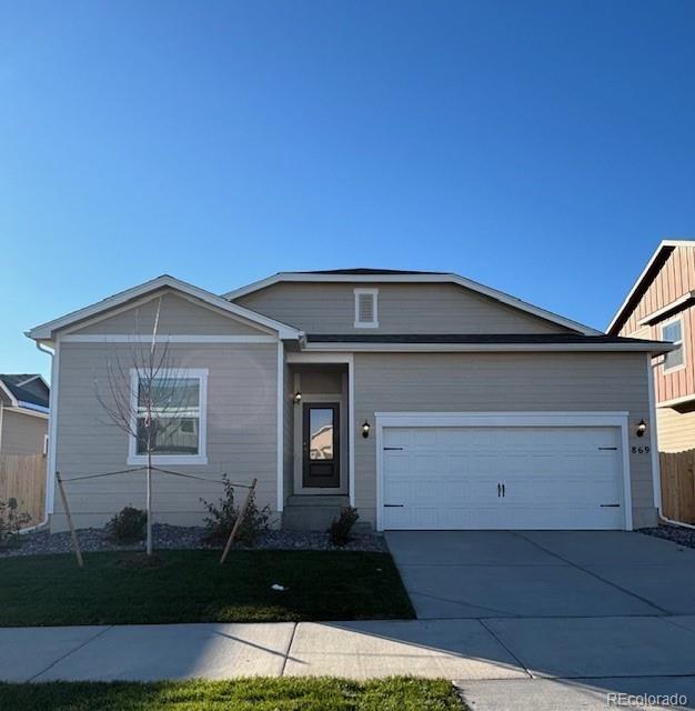 view of front of property featuring a garage and a front yard