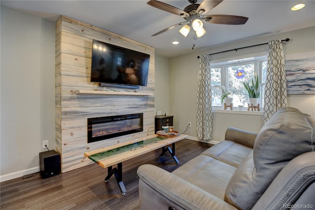 living area featuring ceiling fan, recessed lighting, a fireplace, wood finished floors, and baseboards