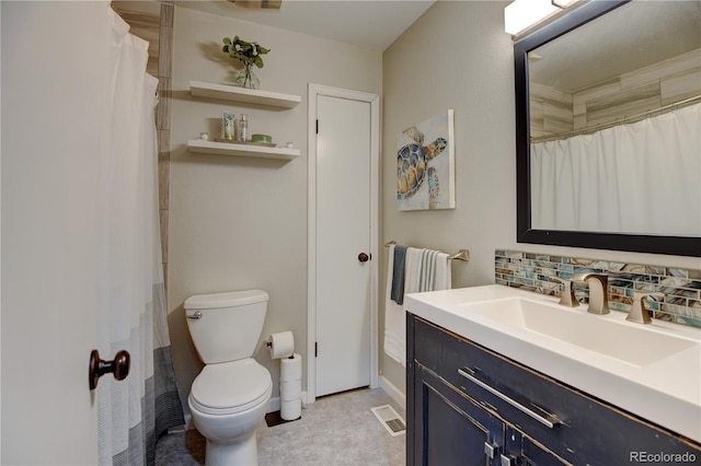 bathroom with backsplash, a shower with shower curtain, toilet, vanity, and baseboards