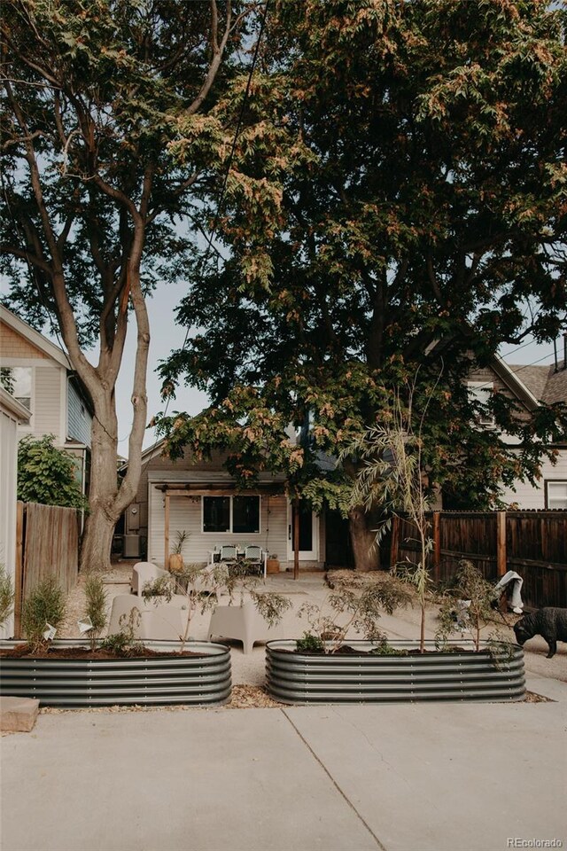 view of front of property featuring a patio area