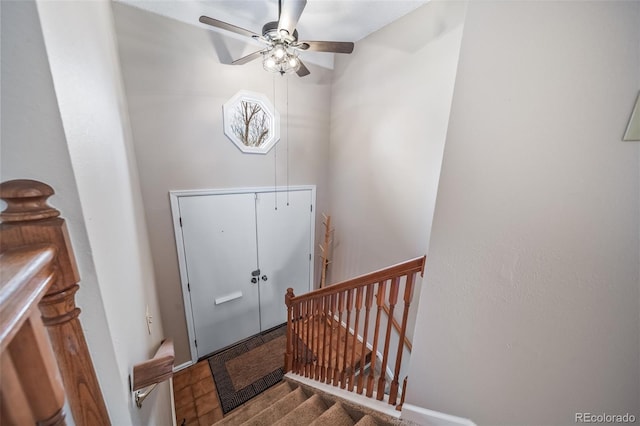 foyer entrance featuring ceiling fan