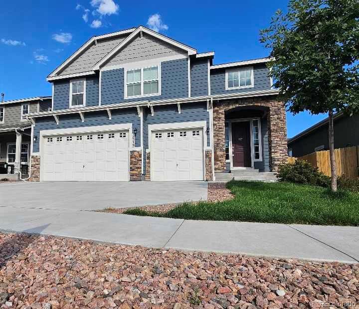 view of front of property featuring a garage